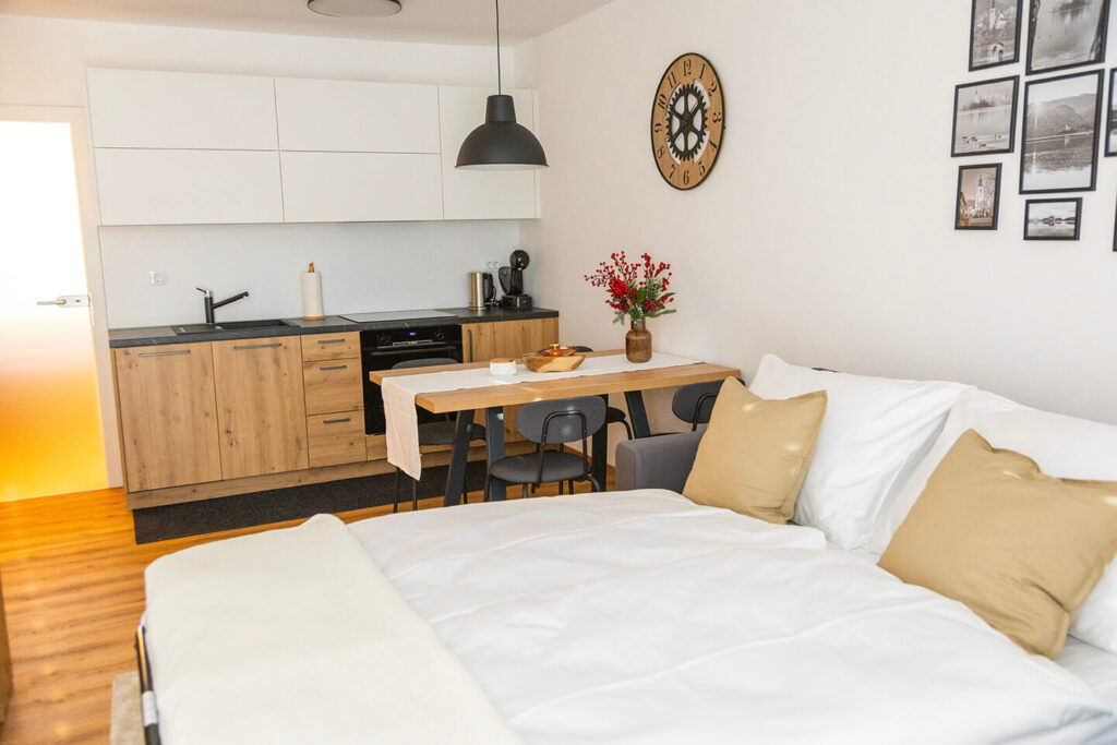 Raztegljiv kavč in kuhinja - Apartma Otok Skalca Serenity Bled