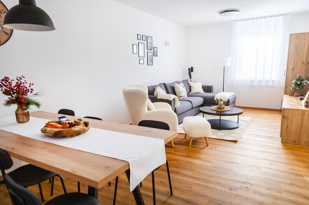 Jedilnica in dnevna soba - Apartma Grad Skalca Serenity Bled