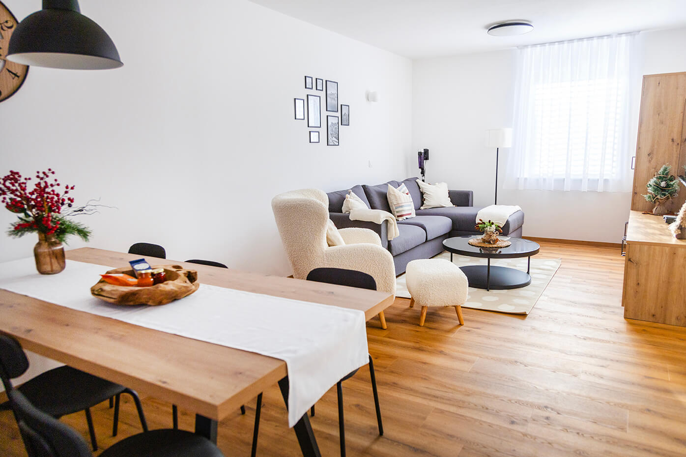 Jedilnica in dnevna soba - Apartma Grad Skalca Serenity Bled